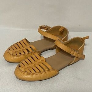 Old Navy girls size 9 leather woven leather flat sandals EUC